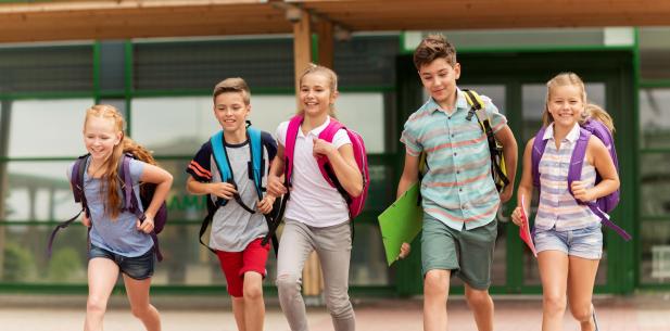 Groep kinderen rent uit school