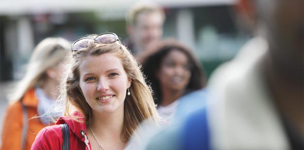 Jong meisje met rood vest