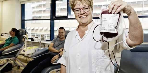 Vrouw in bloedbank