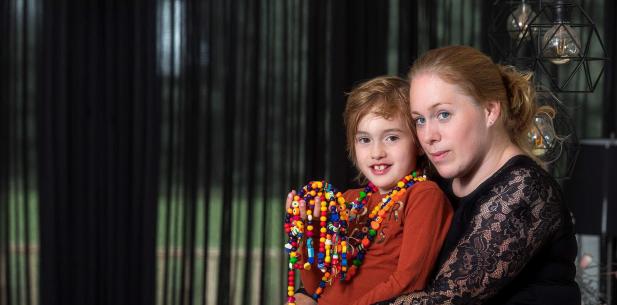 Moeder en dochter met kralenketting