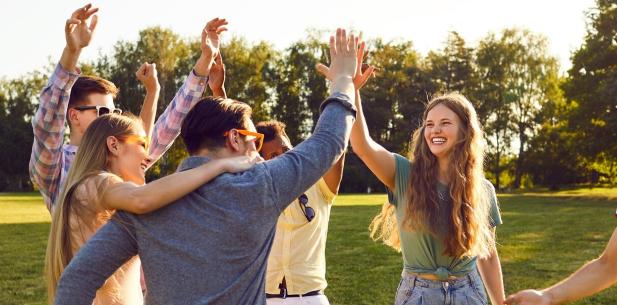 Groep jonge mensen geven elkaar high five