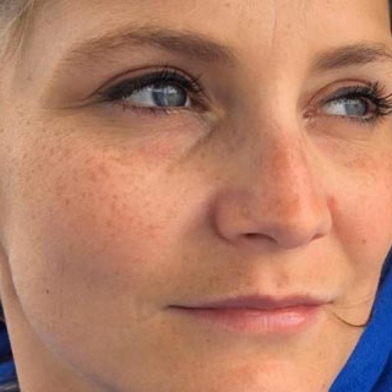 Margot kijkt in de verte