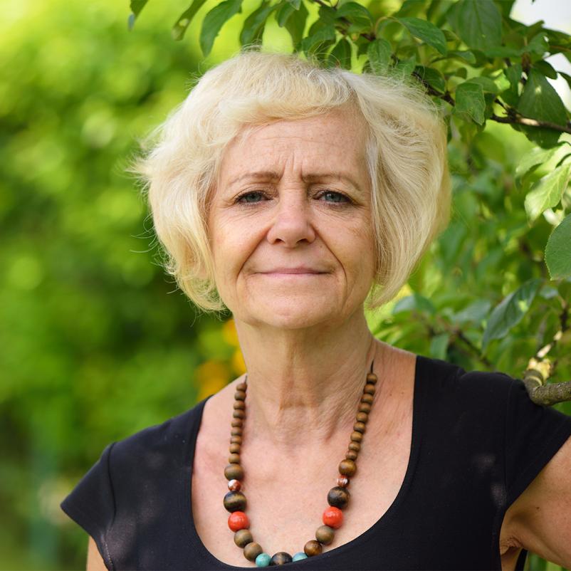 Vrouw in de tuin