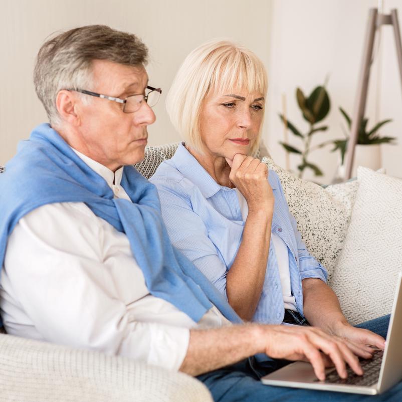 Echtpaar op de bank met laptop