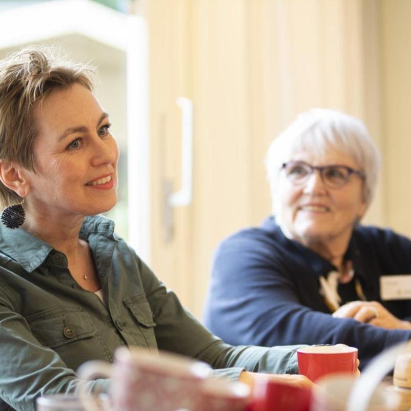 Twee vrouwen in het inloophuis