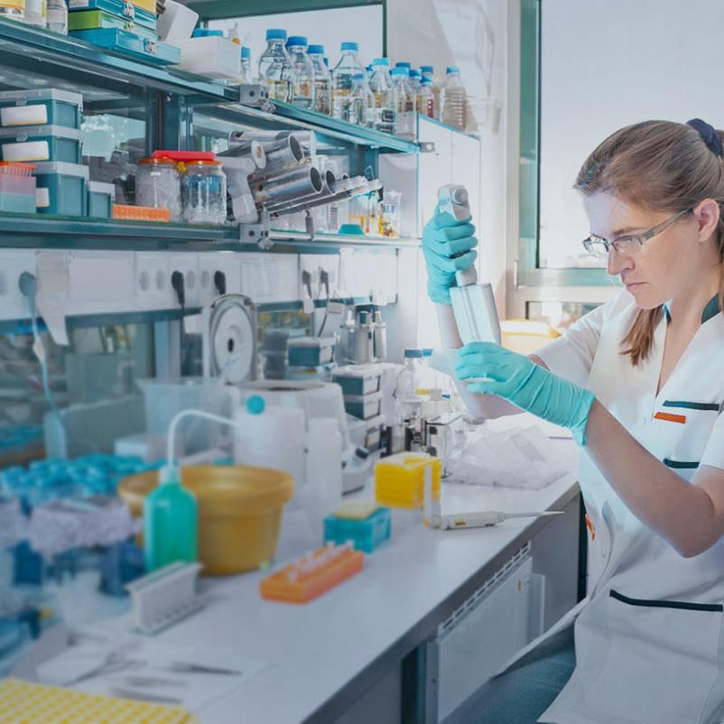 vrouwelijke onderzoeker in een laboratorium