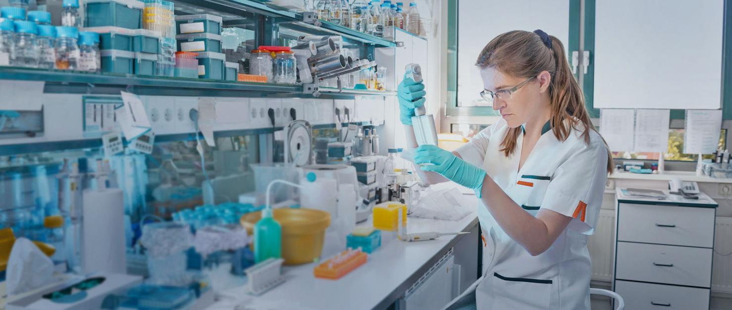 vrouwelijke onderzoeker in een laboratorium