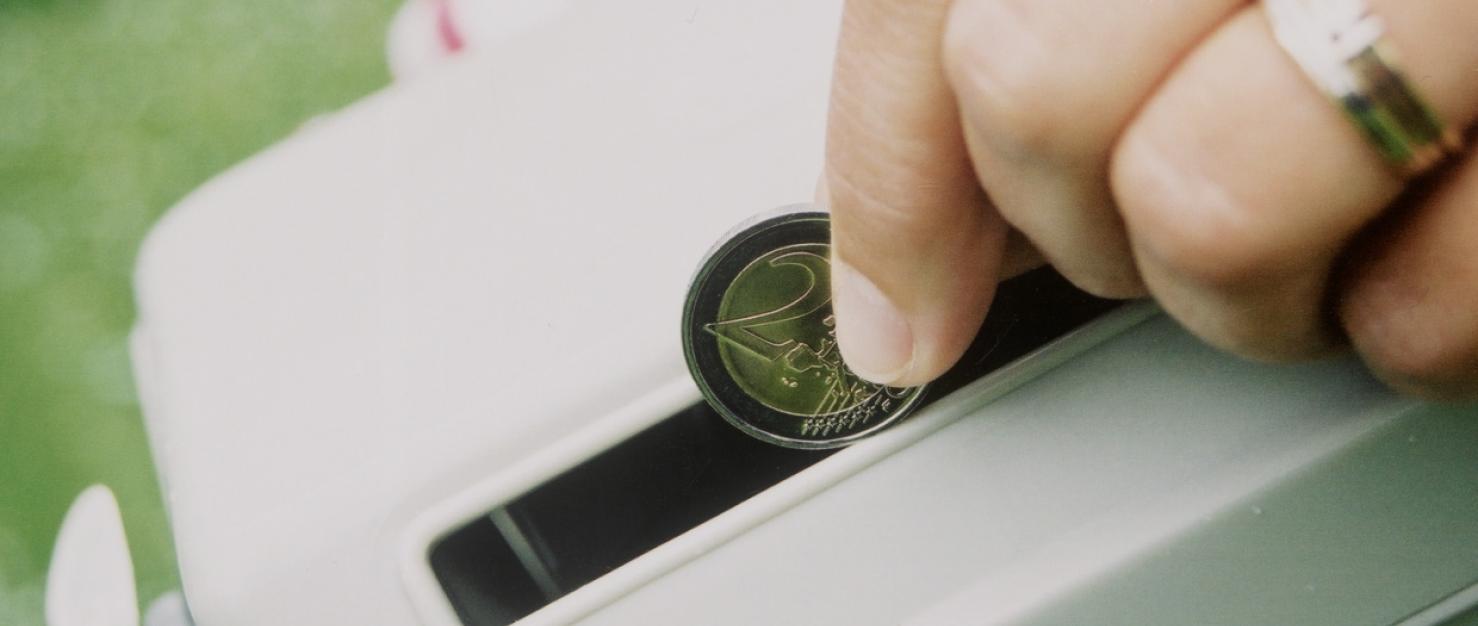 twee euro in een collectebus